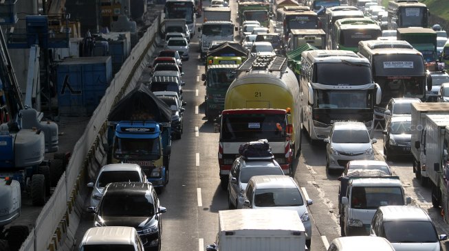 Ratusan kendaraan terjebak macet di ruas tol Jakarta-Cikampek KM 35, Cikarang Pusat, Kabupaten Bekasi, Jawa Barat, Kamis (30/5). [Suara.com/Arief Hermawan P]