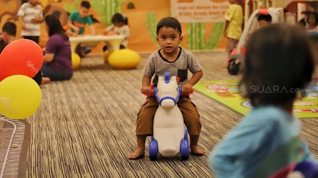 Sejumlah anak mengunjungi arena kids area di Jakarta Fair 2019, JiExpo Kemayoran, Jakarta, Kamis (30/5). [Suara.com/Muhaimin A Untung]