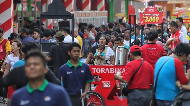 Sejumlah pengunjung menunggu waktu berbuka puasa di arena Jakarta Fair 2019, JiExpo Kemayoran, Jakarta, Kamis (30/5). [Suara.com/Muhaimin A Untung]