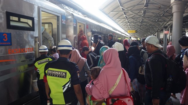 Lonjakan Penumpang Kereta Api di Stasiun Wilayah Daop 8 Mulai Terasa