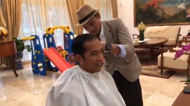 Jokowi Nge-vlog Cukur Rambut, Ferdinand: Sedih Saya Sebagai Rakyat