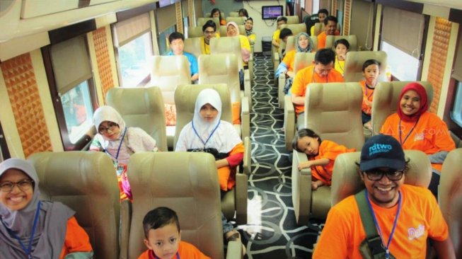 Peserta mudik gratis pakai kereta wisata [Suara.com/Firsta Putri Nodia]