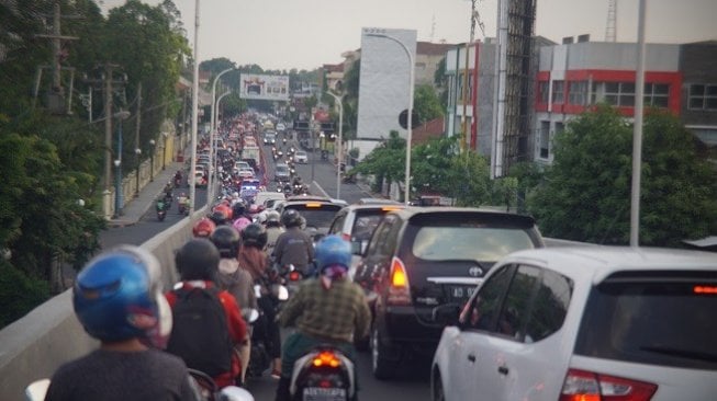 Kondisi kemacetan di Kota Solo, Jawa Tengah. (Suara.com/Ari Purnomo)