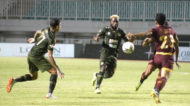 Pesepak bola Tira Persikabo P Essengue (tengah) berebut bola dengan pesepak bola PSM Makassar ABD Rahman (kanan) saat laga Liga 1 2019 di Stadion Pakansari, Bogor, Jawa Barat, Rabu (29/5/2019). Pada babak pertama skor imbang 0-0. ANTARA FOTO/Yulius Satria Wijaya/ama.