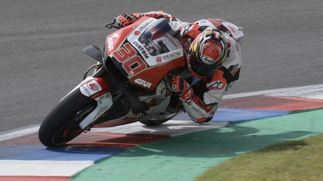 Pebalap LCR Honda asal Jepang, Takaaki Nakagami, menjalani sesi latihan bebas MotoGP Argentina di Autrodromo Termas de Rio Hondo, Jumat (29/3/2019). [AFP/Juan Mabromata]