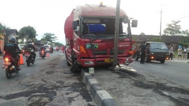 Dipepet Bus, Truk BBM Tabrak Pembatas Jalan Hingga Tangkinya Bocor