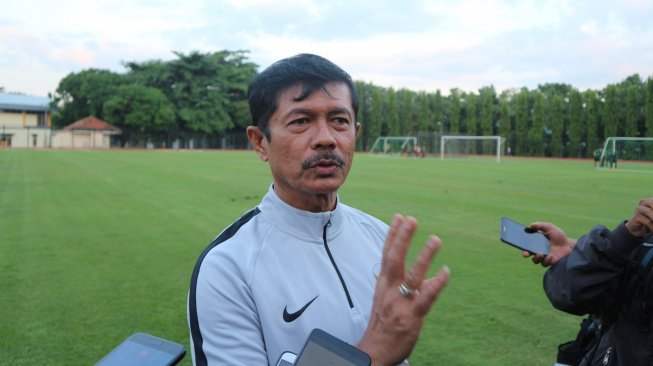 Pelatih Timnas Indonesia U-23, Indra Sjafri, selepas memimpin sesi latihan di Lapangan UNY, Rabu (29/5/2019). (Suara.com/Irwan Febri Aldi).