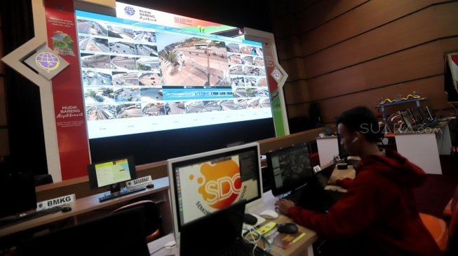 Petugas memperhatikan cctv jalur mudik melalui layar komputer di Posko Tingkat Nasional Angkutan Lebaran Terpadu 2019, Jakarta, Kamis (30/5). [Suara.com/Muhaimin A Untung]
