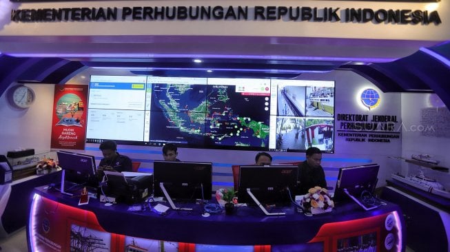 Petugas memperhatikan cctv jalur mudik melalui layar komputer di Posko Tingkat Nasional Angkutan Lebaran Terpadu 2019, Jakarta, Kamis (30/5). [Suara.com/Muhaimin A Untung]
