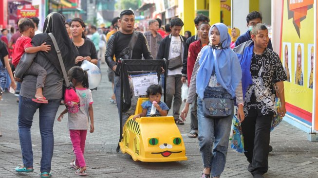 Sejumlah pengunjung menunggu waktu berbuka puasa di arena Jakarta Fair 2019, JiExpo Kemayoran, Jakarta, Kamis (30/5). [Suara.com/Muhaimin A Untung]