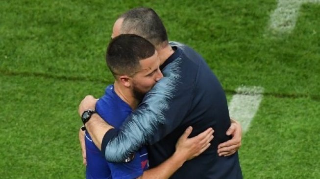 Gelandang Chelsea Eden Hazard memeluk manajer Maurizio Sarri setelah ditarik keluar saat final Liga Europa. Yuri KADOBNOV / AFP