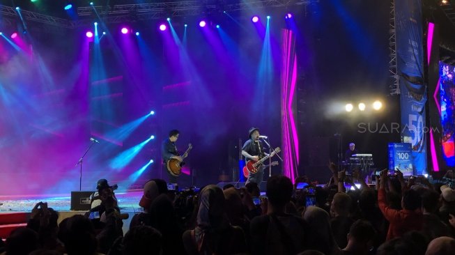 Grup band Last Child menjadi salah satu penampil dalam acara Opening Ceremony Jakarta Fair 2019 di JIExpo Kemayoran, Jakarta Pusat, Rabu (29/5/2019) malam. [Suara.com/Revi Cofans Rantung]