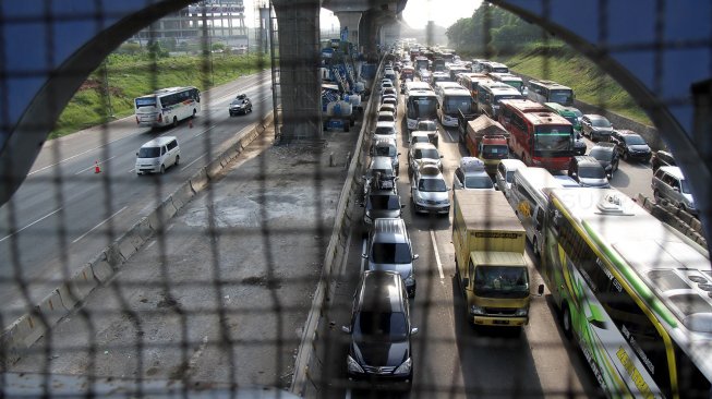 Kendaraan melintasi jalur rekayasa Contra Flow di ruas tol Jakarta-Cikampek Km 35, Cikarang Pusat, Kabupaten Bekasi, Jawa Barat, Kamis (30/5). [Suara.com/Arief Hermawan P]