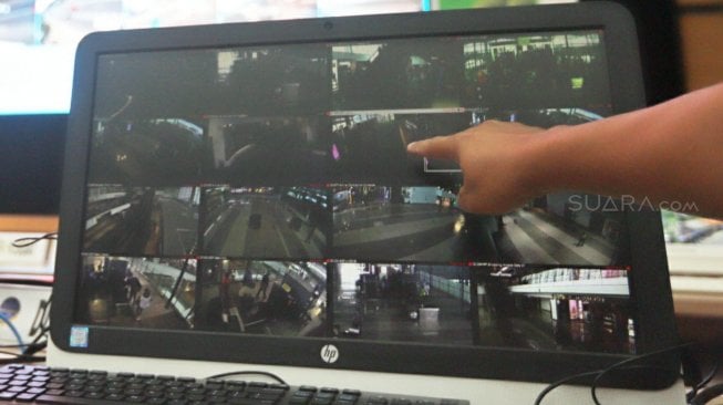 Petugas memperhatikan cctv jalur mudik melalui layar komputer di Posko Tingkat Nasional Angkutan Lebaran Terpadu 2019, Jakarta, Kamis (30/5). [Suara.com/Muhaimin A Untung]
