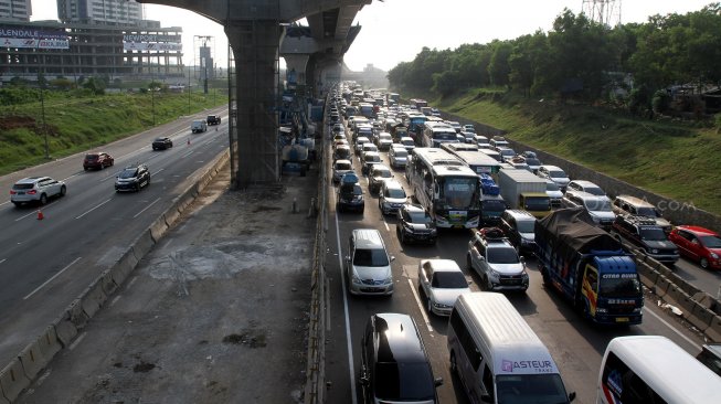 Kendaraan melintasi jalur rekayasa Contra Flow di ruas tol Jakarta-Cikampek Km 35, Cikarang Pusat, Kabupaten Bekasi, Jawa Barat, Kamis (30/5). [Suara.com/Arief Hermawan P]