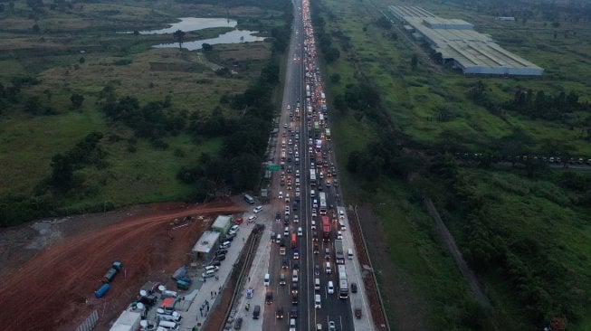 Sejumlah kendaraan antre memasuki Gerbang Tol Cikampek Utama, Cikampek, Jawa Barat, Kamis (30/5). [ANTARA FOTO/Rivan Awal Lingga]