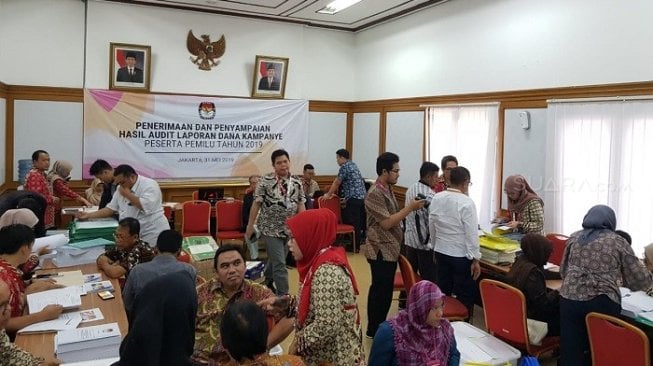 Petugas saat melakukan audit LPPDK peserta pemilu. (Suara.com/Ria Rizki)