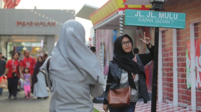 Sejumlah warga mengunjungi arena spot unik Jakarta Fair 2019 di JIExpo Kemayoran, Jakarta, Jumat (31/5). [Suara.com/Muhaimin A Untung]