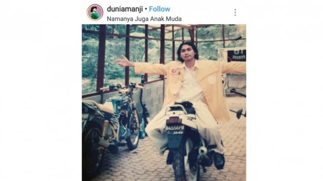 Anji yang dahulu menjadi personel band Drive, bergaya di atas Honda NSR 150 [Instagram: duniamanji].