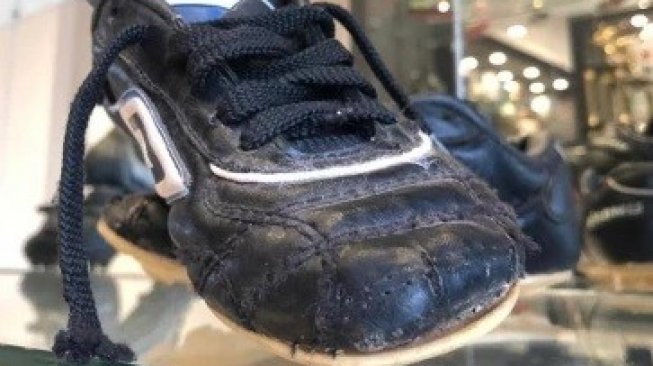 Sepatu yang digunakan Lucas Moura saat pertama kali bermain bola semasa anak-anak (The Sun)