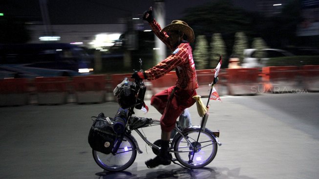 Pemudik sepeda melintas di jalan Mayor Madmuin Hasibuan, Kota Bekasi, Jawa Barat, Kamis (30/5). [Suara.com/Arief Hermawan P]
