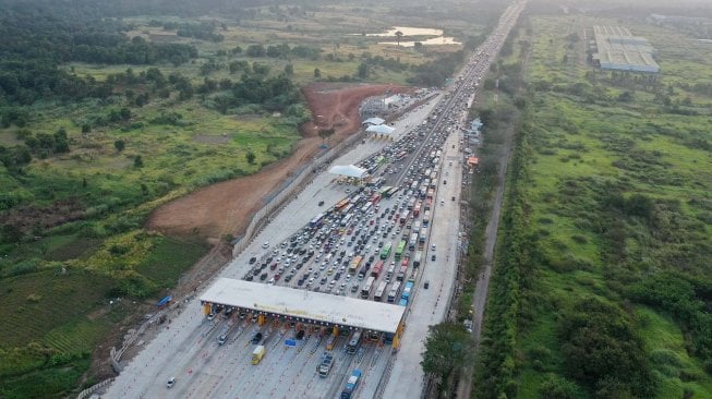 Gerbang Tol Cikampek Utama Dipadati Pemudik: Macet Di KM 48, Tol Layang MBZ Berlakukan Buka Tutup