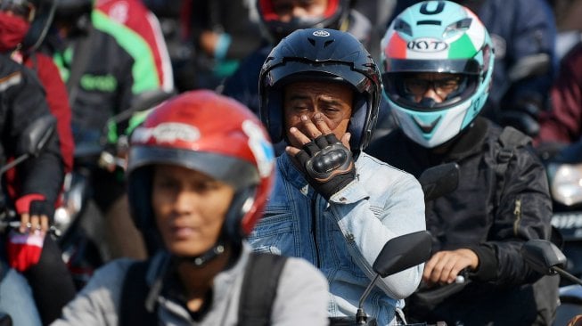 Sejumlah pemudik dengan sepeda motor melintas di jalur pantura, Cirebon, Jawa Barat, Kamis (30/5). [ANTARA FOTO/Sigid Kurniawan]