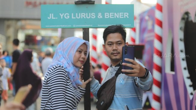 Sejumlah warga mengunjungi arena spot unik Jakarta Fair 2019 di JIExpo Kemayoran, Jakarta, Jumat (31/5). [Suara.com/Muhaimin A Untung]