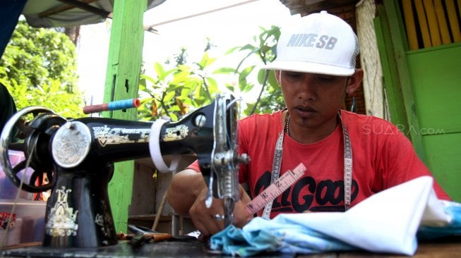 Sejumlah penjahit pakaian melayani pelanggan di kawasan Pasar Lenteng Agung, Jakarta Selatan, Jumat (31/5). [Suara.com/Arief Hermawan P]