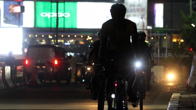 Pemudik sepeda melintas di jalan Mayor Madmuin Hasibuan, Kota Bekasi, Jawa Barat, Kamis (30/5). [Suara.com/Arief Hermawan P]