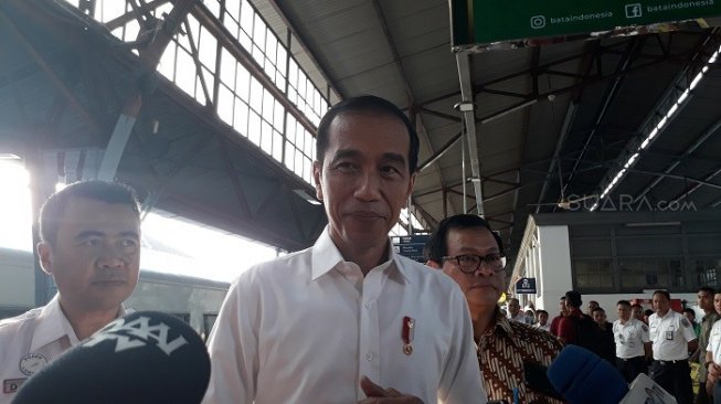 Jokowi Pemudik Di Stasiun Pasar Senen Senang Semua
