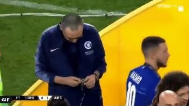 VIDEO: Ekspresi Haru Maurizio Sarri saat Mendapat Medali Pertamanya