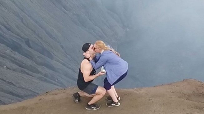 So Sweet! Turis Ini Melamar Pacarnya di Puncak Gunung Bromo 