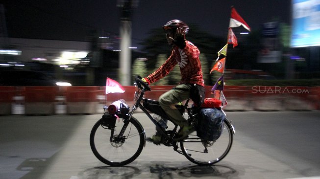 Pemudik sepeda melintas di jalan Mayor Madmuin Hasibuan, Kota Bekasi, Jawa Barat, Kamis (30/5). [Suara.com/Arief Hermawan P]