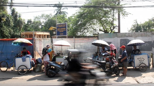 Sejumlah penjahit pakaian melayani pelanggan di kawasan Pasar Lenteng Agung, Jakarta Selatan, Jumat (31/5). [Suara.com/Arief Hermawan P]