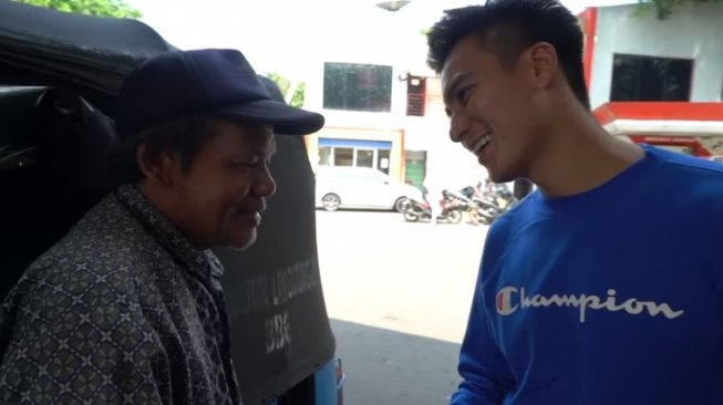 Baim Wong bagi-bagi rezeki di SPBU. (YouTube/Baim Paula)