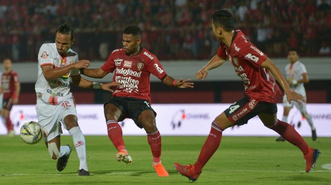 Pesepak bola Persija Jakarta Rohit Chand (kiri) berebut bola dengan pesepak bola Bali United Yabes Roni Malaifani (tengah) dalam pertandingan Sepak Bola Liga 1 2019 di Stadion I Wayan Dipta, Gianyar, Bali, Jumat (31/5/2019). ANTARA FOTO/Nyoman Budhiana