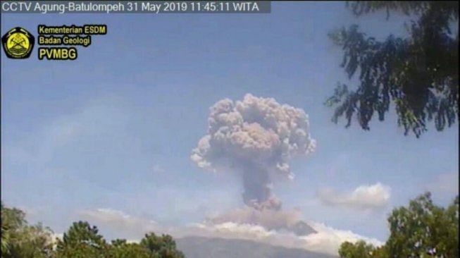 Gunung Agung Kembali Erupsi, Kolom Abu Mencapai 2 Kilometer