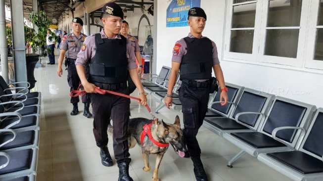 Brimob Hingga Anjing Pelacak Jaga Keamanan Mudik di Stasiun Pasar Senen