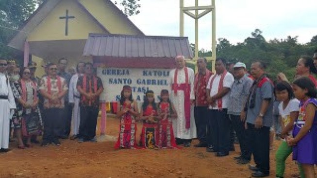 Bupati Sekadau dan Uskup Sanggau resmikan Gereja Katolik Santo Gabril