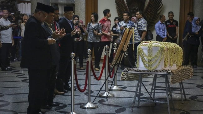 Warga Indonesia yang bermukim di Singapura mendoakan almarhumah Ibu Ani Yudhoyono, di Kedutaan Besar Indonesia, di Singapura, Sabtu (1/6). [ANTARA FOTO]