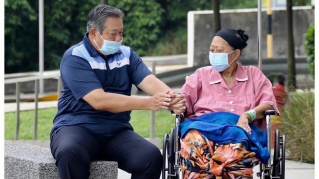 Ani Yudhoyono didampingi suaminya Susilo Bambang Yudhoyono di Rumah Sakit Hospital, Singapura. [Instagram @aniyudhoyono]
