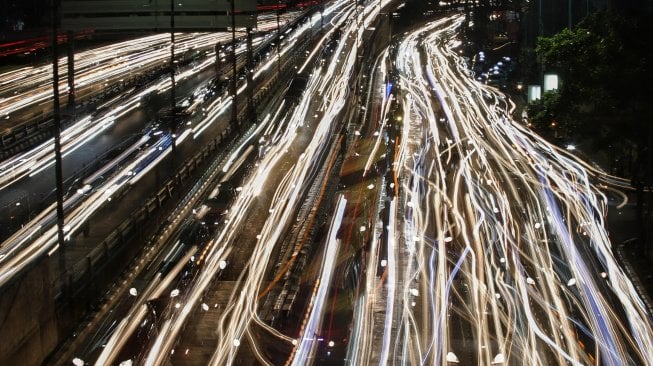 Ribuan kendaraan melintas di ruas Tol Dalam Kota yang mengarah ke Tol Cikampek di Jalan Gatot Subroto, Jakarta, Jumat (31/5). [Suara.com/Muhaimin A Untung]