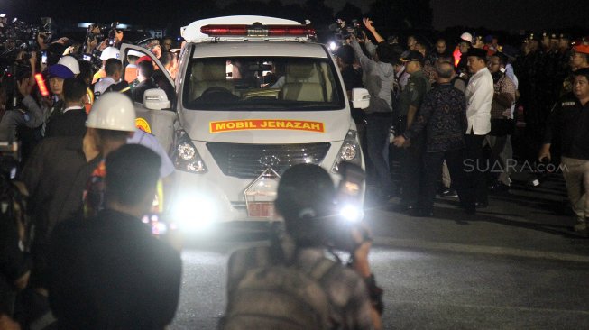 Prosesi penghormatan Jenazah Ani Yudhoyono saat tiba di Landasan Udara Halim Perdanakusuma, Jakarta, Sabtu (1/6).  [Suara.com/Arief Hermawan P]