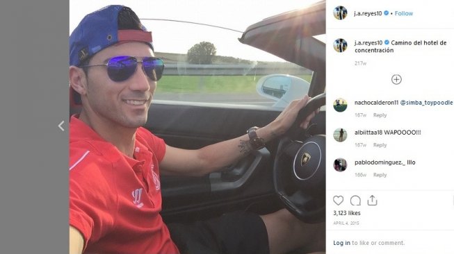 Pesepak bola Spanyol, Jose Antonio Reyes, tewas dalam kecelakaan lalu lintas, Sabtu (1/6/2019). Dalam foto ini terlihat Reyes sedang berfoto selfie sambil mengemudikan sebuah Lamborghini. [Instagram/j.a.reyes10]