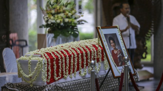 Warga Indonesia yang bermukim di Singapura mendoakan almarhumah Ibu Ani Yudhoyono, di Kedutaan Besar Indonesia, di Singapura, Sabtu (1/6). [ANTARA FOTO]