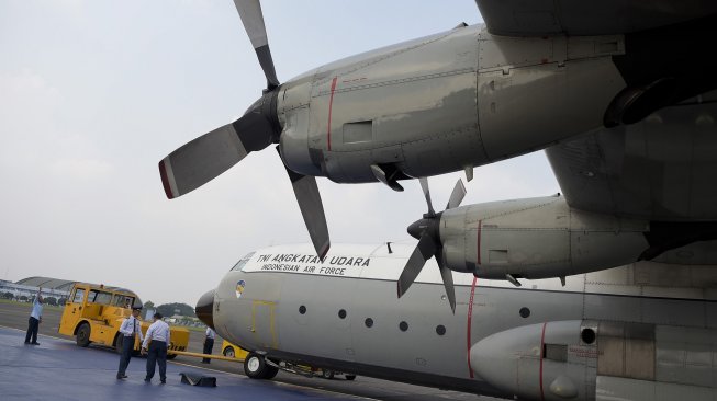 Personel TNI AU mempersiapkan Hercules C-130 di Bandara Halim Perdana Kusuma, Jakarta, Sabtu (1/6). [ANTARA FOTO/Galih Pradipta]