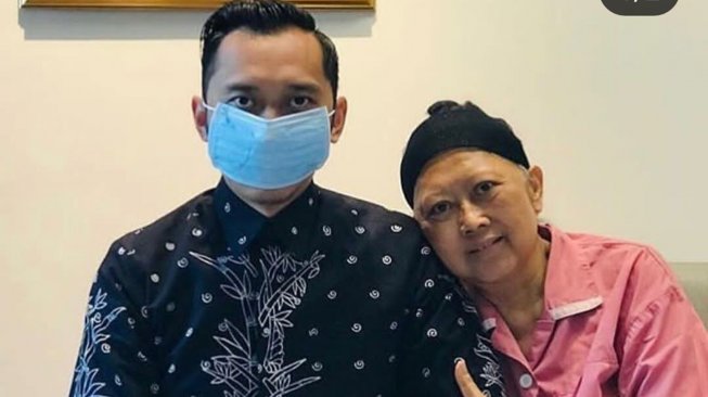 Ani Yudhoyono didampingi anak keduanya Edhie Baskoro Yudhoyono di Rumah Sakit  National University Hospital, Singapura. [Instagram @aniyudhoyono]