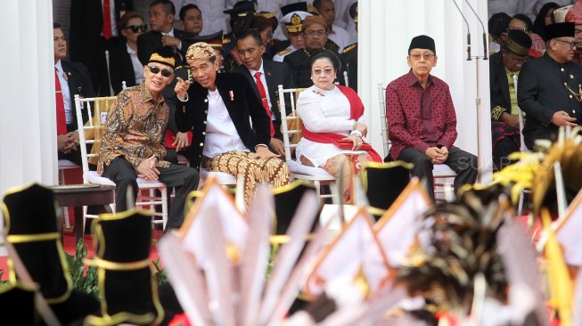 Presiden Joko Widodo saat hadir dalam upacara peringatan hari lahir Pancasila di halaman Gedung Pancasila, Kementerian Luar Negeri, Jakarta, Sabtu (1/6).[Suara.com/Arief Hermawan P]