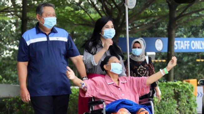 Ani Yudhoyono didampingi suaminya Susilo Bambang Yudhoyono di Rumah Sakit  National University Hospital, Singapura. [Instagram @aniyudhoyono]